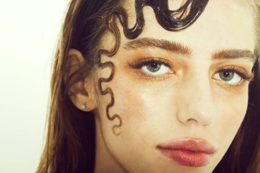 Beyaz arka plan üzerinde izole sevimli kıvırcık kilit ile güzel kız