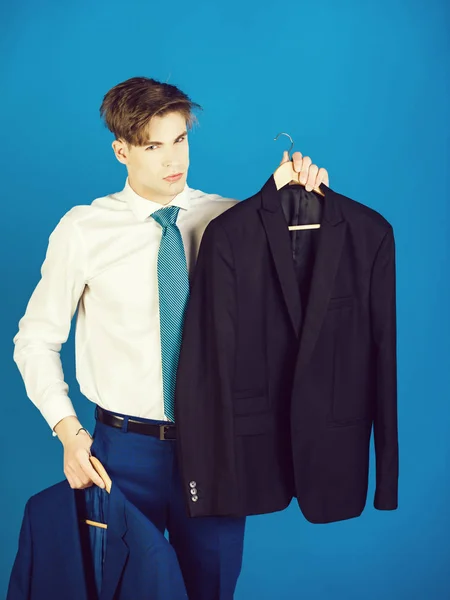 Homem de negócios em camisa branca e gravata no fundo azul — Fotografia de Stock