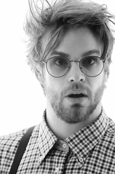 Jóképű férfi nerd szemüveg meglepett arccal — Stock Fotó