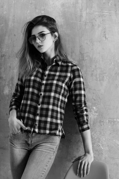 Söt tjej i glasögon bär röd rutiga skjorta och jeans — Stockfoto