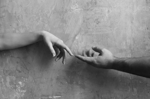 Laki-laki dan perempuan tangan saling menjangkau — Stok Foto