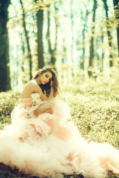 Mujer glamour con cabra en el bosque — Foto de Stock