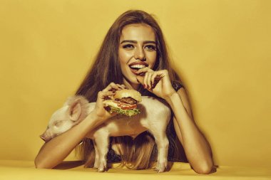 Burger ve pigglet kadın ile