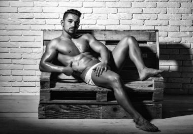 Yakışıklı kaslı adam ahşap Bank