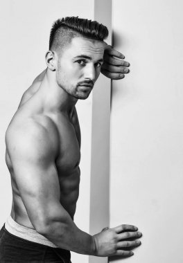 Yakışıklı adam veya kas maço