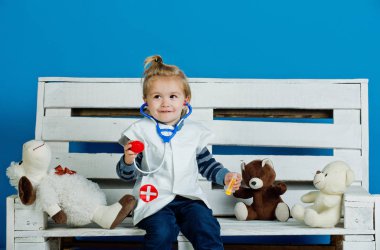 Evcil hayvan tahta bankta oturmak oyuncak ile mutlu çocuk