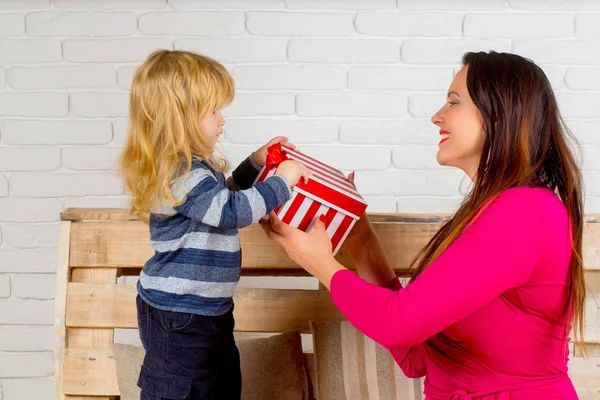 Santa niña y mujer en Navidad . —  Fotos de Stock