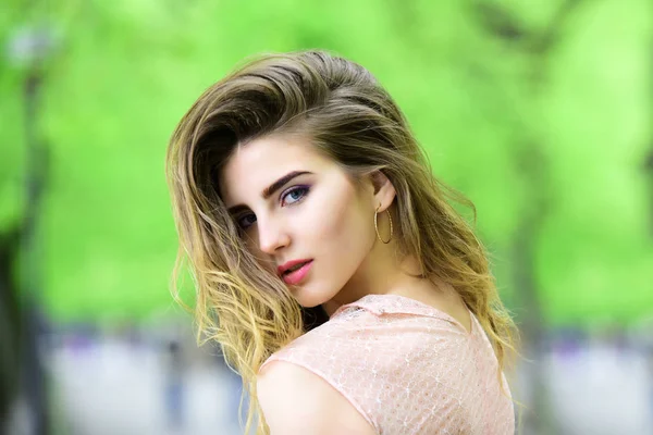 Menina com maquiagem, cabelo longo, beleza — Fotografia de Stock