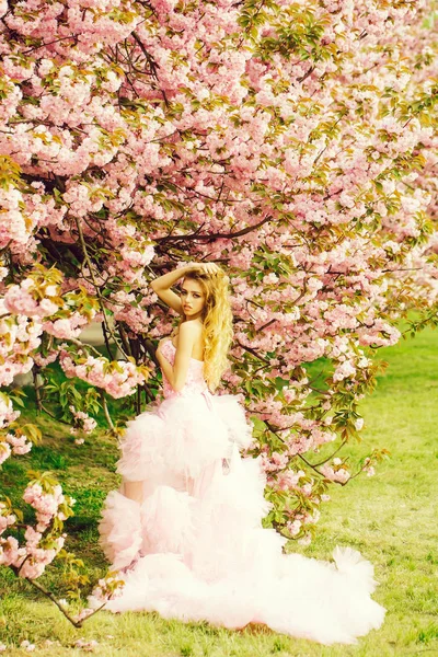 Glamour lány rózsaszín virág — Stock Fotó
