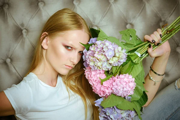 Junge Kurfrau hält Hortensien-Blumenstrauß in der Hand — Stockfoto