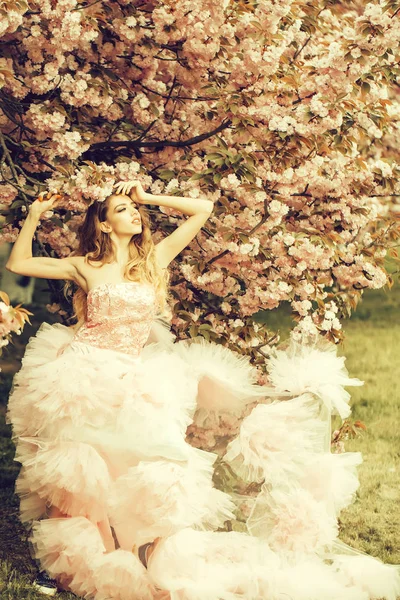 Glamour girl in pink blossom — Stock Photo, Image
