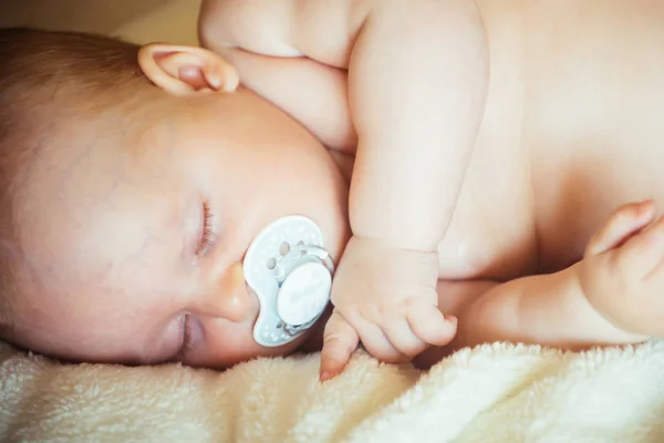 Sono infantil com chupeta na boca — Fotografia de Stock