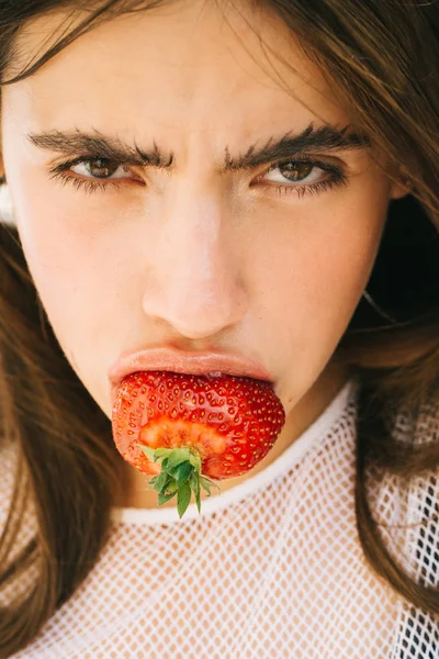 Jovem mulher comer morango doce vermelho — Fotografia de Stock