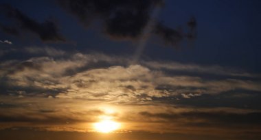 Günbatımı güneş bulutlu gökyüzü arka plan üzerinde