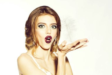 Tavus kuşu tüyü olan kadın