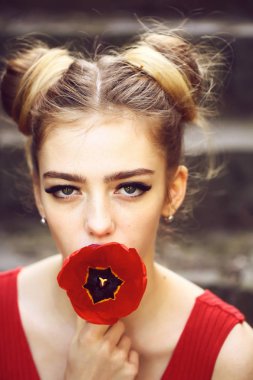 Kadın kırmızı haşhaş tohumu ile