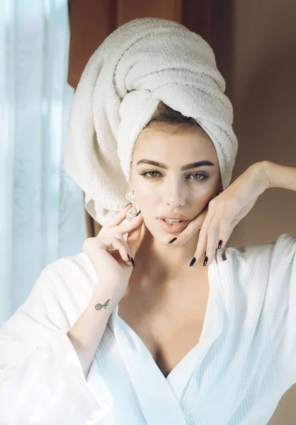 Mädchen mit Handtuch auf dem Kopf entspannend, nach dem Bad oder Dusche. — Stockfoto