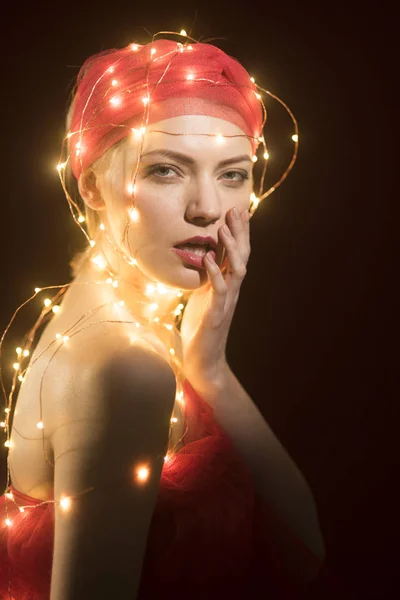 Meisje met string met led verlichting rond haar lichaam. — Stockfoto