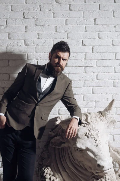 Hombre con barba y bigote sobre fondo de pared de ladrillo blanco . —  Fotos de Stock