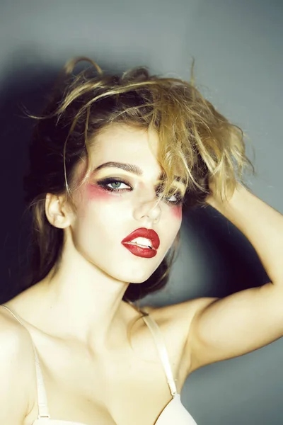 Vacker kvinna med konst makeup — Stockfoto