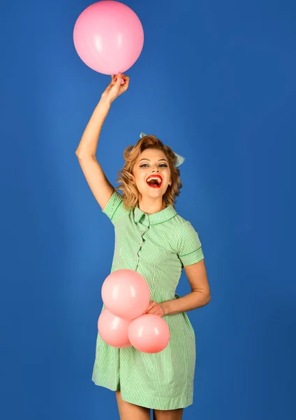 Sexy chica rubia con globos de retención de maquillaje retro . — Foto de Stock