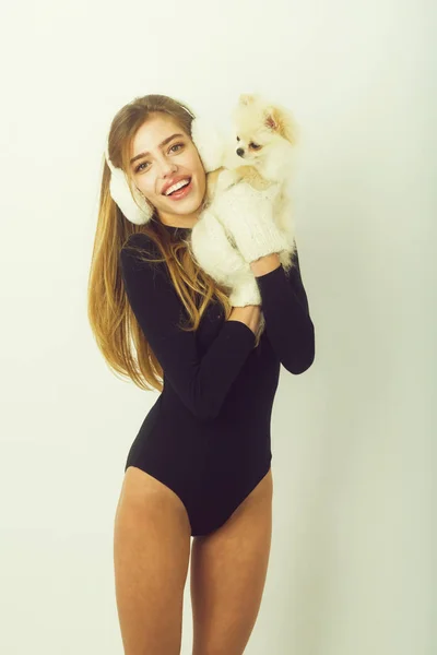 Menina bonita feliz sorrindo com cão bonito pomeranian — Fotografia de Stock