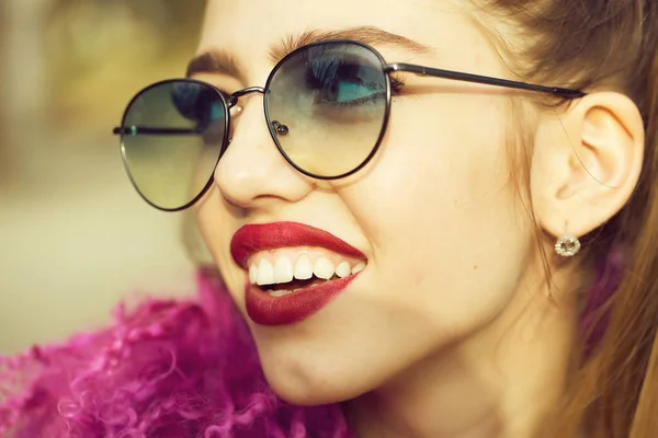 Jeune femme en lunettes de soleil — Photo