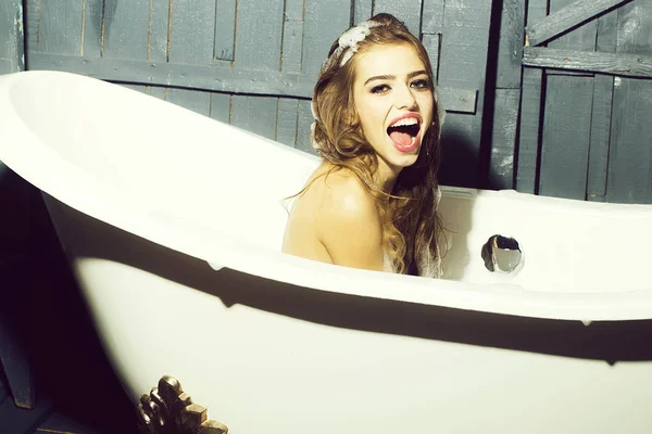 Femme souriante dans le bain — Photo