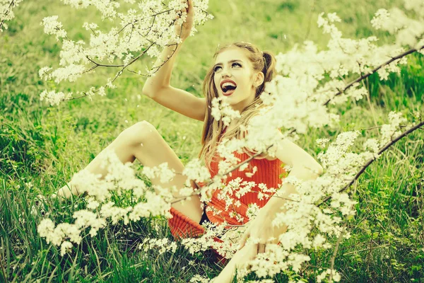 Menina bonita em flor — Fotografia de Stock