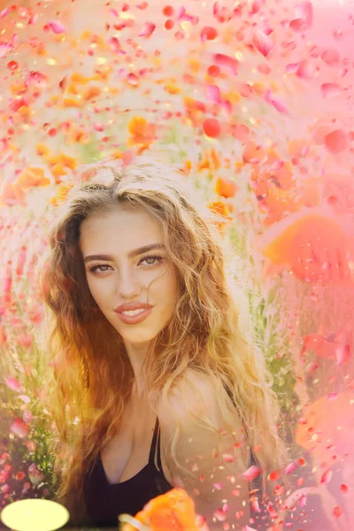 Süßes Mädchen in Frühlingsblumen. Frühlingsblumen auf der Wiese — Stockfoto