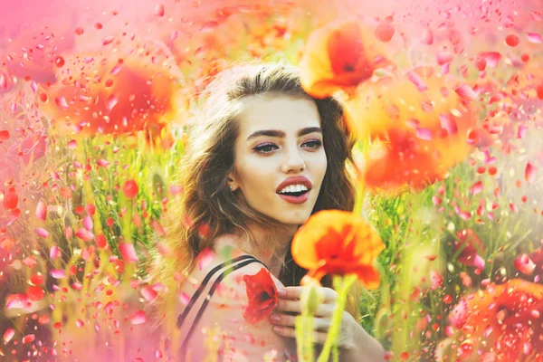 Dziewczyna w maku łąka. Kwitnący poppy. — Zdjęcie stockowe