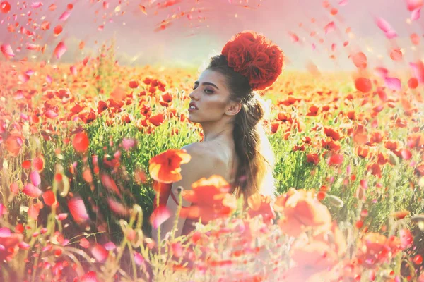 Sexy Mädchen, sommerliche Blumen. Frühlingsblumen. — Stockfoto