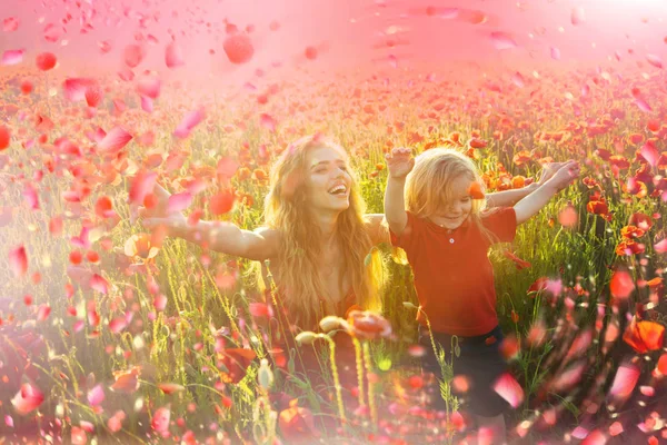 Famiglia. Famiglia nel parco. Famiglia felice — Foto Stock