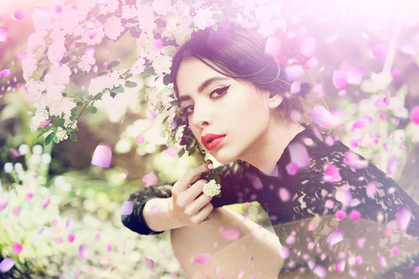 Menina caucasiana em flores. Flores de primavera — Fotografia de Stock