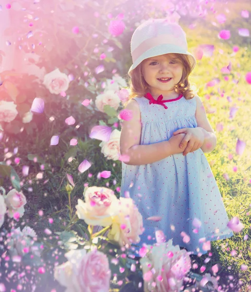 Мила дитина розміщує на весняному лузі — стокове фото