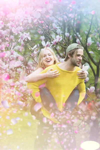 Paar in Schwärmen. Frühling rosa Blüten. Valentinstag. — Stockfoto