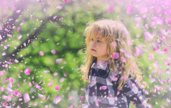 Bambino felice nei fiori. Ragazzo nei fiori — Foto Stock