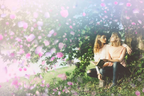 Lezbiyen çift. Tatlı lezbiyen çift bahar günü eğlenmek. — Stok fotoğraf