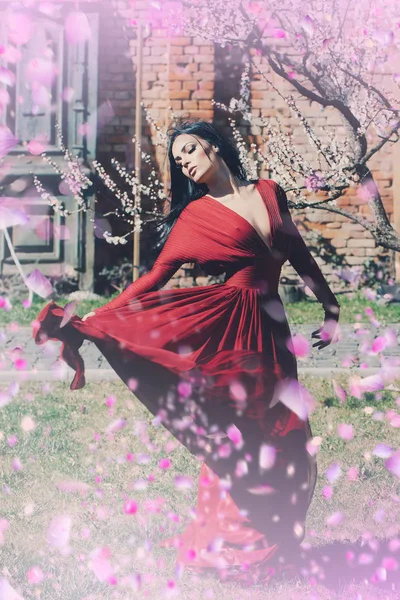 Çiçekler içinde mutlu bir kadın. Bahar çiçekleri. — Stok fotoğraf