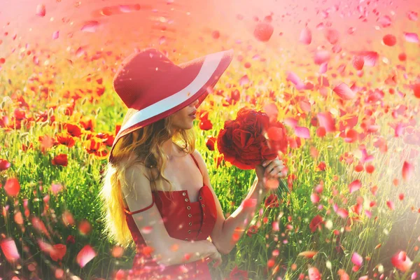 花で幸せな女は。春の花. — ストック写真
