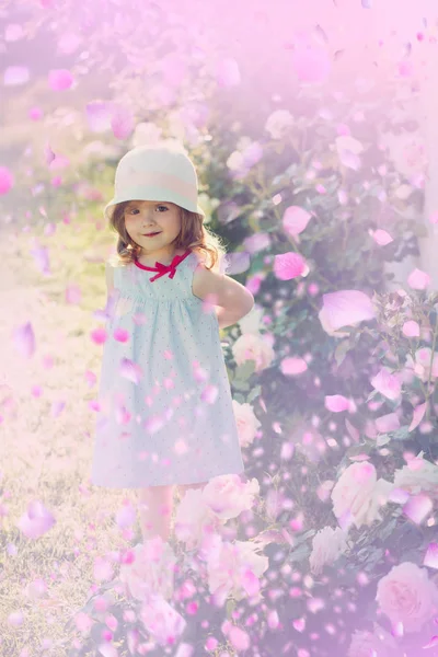 Dziecko w wiosennych kwiatów. Wiosna Kwiaty tło. — Zdjęcie stockowe