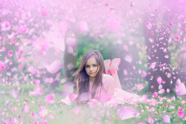 Kind in Frühlingsblumen. Frühling Blumen Hintergrund. — Stockfoto
