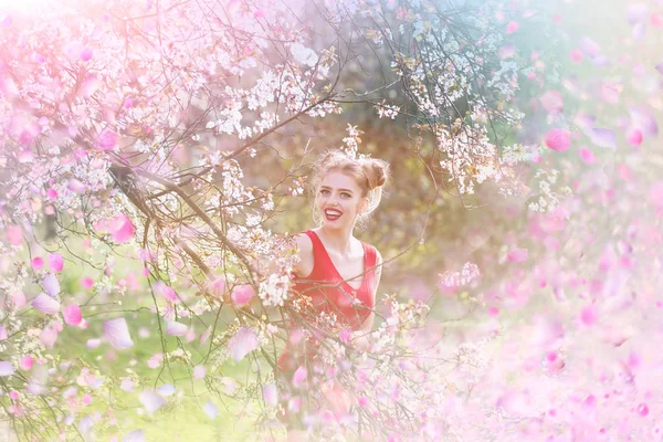 Hermosa chica. Hermosa chica. Flores de primavera — Foto de Stock