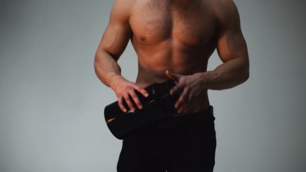 Sportler Muskeln Sportler Trizeps Athletischer Kaukasier Sixpack Brustmuskeln Trizeps Schöner — Stockvideo