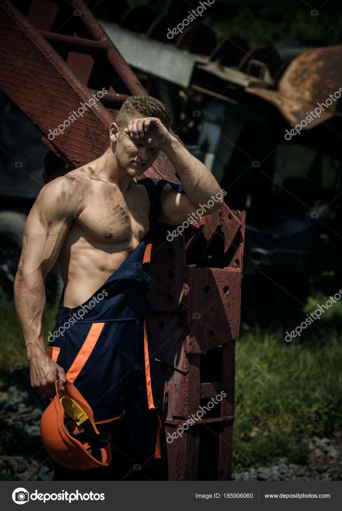 Concept de bricoleur sexy. Homme constructeur ou bodybuilder au visage fatigue Photo de stock par Tverdohlib 185906060