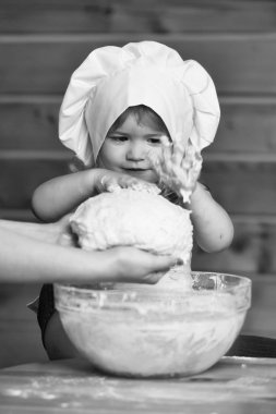 Mutlu çocuk hamur yoğurur