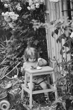 küçük çocuk gül bush yeme