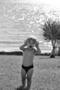 Şirin neşeli bebek çocuk korkutucu saldıran jest yapar