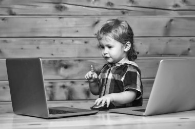 Sevimli çocuk bilgisayarlar üzerinde çalış