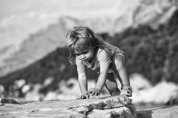 海で男の子の赤ちゃんを再生します。 — ストック写真